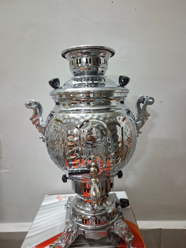 سماور گازی 6 لیتر قالب آوا با کوره تنوره دار بدنه برنج درجه یک ورق ضخیم با 1 سال ضمانت (طرح ترک قلم کاری)